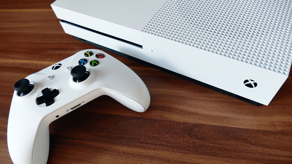 Xbox One S Konsole und Controller